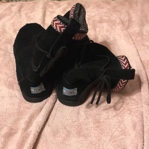 Toms black boots with cute print